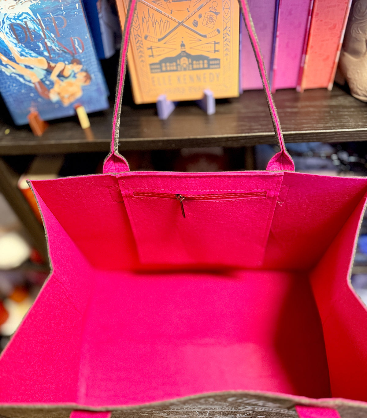 Felt bag "A girl who takes books everywhere"